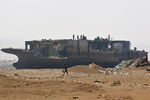 Рабочие демонтируют судно на судоверфи Аланг (Индия)