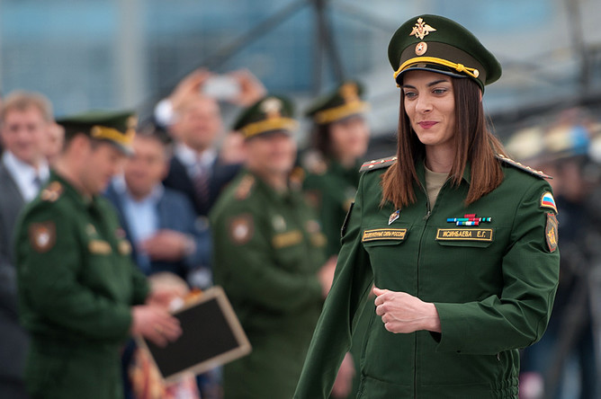 Двукратная олимпийская чемпионка, инструктор по легкой атлетике Российской армии, капитан Елена Исинбаева на церемонии принятия присяги новобранцами спортивных рот ЦСКА в Олимпийском парке