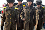 Участницы северокорейской женской поп-группы «Моранбон» в аэропорту Пекина