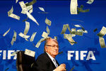 Выступление Зеппа Блаттера на пресс-конференции на конгрессе ФИФА было прервано комиком Ли Нельсоном, забросавшим швейцарца банкнотами, намекая на финансовую нечистоплотность президента