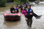Сотрудники спасательной службы МЧС РФ эвакуируют жителей из-за прорыва дамбы и затопления Уссурийска, 12 августа 2023 года