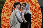 Верующие у кафедрального собора Казанской иконы Божией Матери Казанско-Богородицкого мужского монастыря, 19 апреля 2025 года