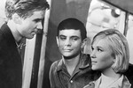 <b>«Я шагаю по Москве» (1963)</b>
<br><br>
Великая ода столице с великим саундтреком и великой ролью Никиты Михалкова, которая стала для него первой главной в карьере. Во время съемок будущий народный артист, следуя совету старшего брата Андрея Кончаловского, потребовал у Данелии сильного повышения зарплаты — до уровня тогдашних звезд советского кино. Режиссер пошел на хитрость — сказал, что Никиту Сергеевича хотят заменить в проекте другим актером. И тот сразу отказался от ультиматума.
<br>
Фильм, ставший одним из ярчайших представителей «оттепели» (и на фоне цензуры увидевший свет лишь благодаря члену Госкомитета по кино Владимиру Баскакову), был отмечен на Каннском кинофестивале.
