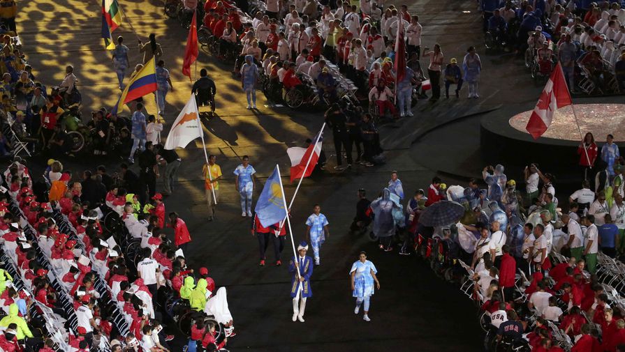 Знаменосцы выносят флаги стран &mdash; участниц Паралимпийских игр &mdash; 2016&nbsp;в&nbsp;Рио-де-Жанейро