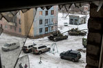 Автомобили мониторинговой миссии ОБСЕ и украинские танки во дворе жилого дома в Авдеевке, которая контролируется правительством Украины, 1 февраля 2017 года