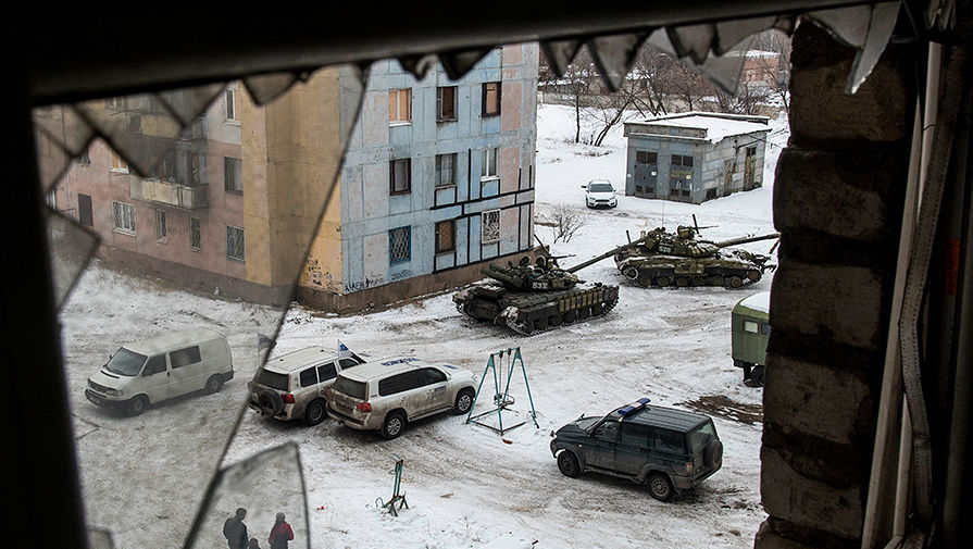 Автомобили мониторинговой миссии ОБСЕ и украинские танки во дворе жилого дома в Авдеевке, которая контролируется правительством Украины, 1 февраля 2017 года