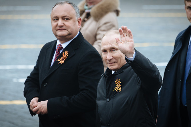Владимир Путин и президент Молдавии Игорь Додон на военном параде, посвященном 72-й годовщине победы в Великой Отечественной войне