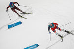 Норвежская спортсменка Майкен Касперсен Фалла и лыжница из России Юлия Белорукова во время спринта среди женщин на Олимпиаде в Пхенчхане, 13 февраля 2018 года
