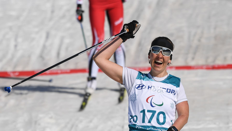 Российская лыжница и биатлонистка Анна Миленина празднует победу на Паралимпиаде-2018