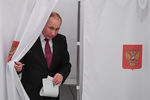Действующий президент РФ, кандидат на пост президента РФ Владимир Путин во время голосования на выборах президента РФ на избирательном участке № 2151, 18 марта 2018 года