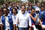 Сторонник венесуэльской оппозиции, депутат Национальной ассамблеи страны Хосе Мануэль Оливарес на мосту между Венесуэлой и Колумбией, 23 февраля 2019 года