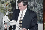 Ведущий программы ОРТ «Время» Сергей Доренко с премией испанского посольства в России «Дон Кихот», 1997 год