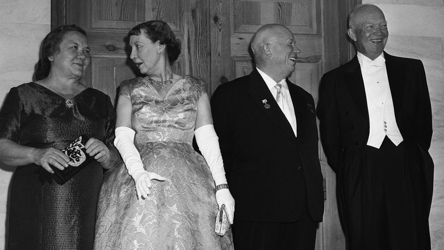 Первая леди СССР Нина Хрущева, первая леди США Мейми Эйзенхауэр, первый секретарь ЦК КПСС Никита Хрущев и президент США Дуайт Эйзенхауэр, 1959 год