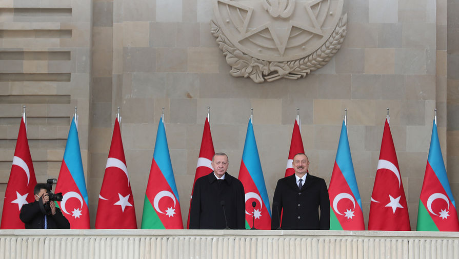 Президент Турции Реджеп Тайип Эрдоган и президент Азербайджана Ильхам Алиев во время военного парада в&nbsp;Баку, 10 декабря 2020 года