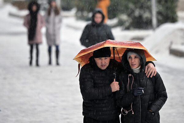 Люди под&nbsp;зонтом во время ледяного дождя в&nbsp;Москве, 22&nbsp;ноября 2022&nbsp;года