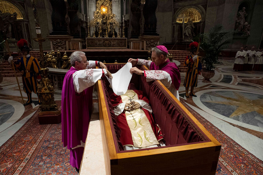 Архиепископ Георг Генсвайн закрывает лицо бывшего папы Бенедикта XVI, лежащего в&nbsp;гробу в&nbsp;базилике Святого Петра перед&nbsp;его похоронами в&nbsp;Ватикане, 4&nbsp;января 2023&nbsp;года