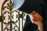 Монахиня во время Рождественской службы в Свято-Троицком Серафимо-Дивеевском монастыре, 6 января 2023 года
