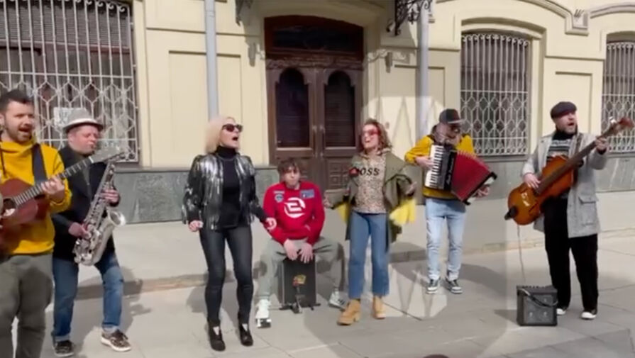 Солистка группы Фрукты рассказала, что музыканты устроили концерт на улице в Москве по зову сердца