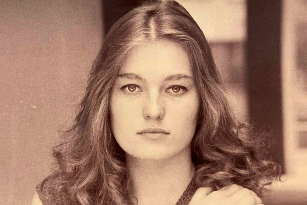 Порно жұлдыз Джули Кэш ғашығының тамырлы әтешіне секіреді