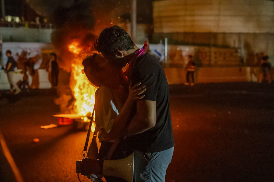 Влюбленные протестующие целуются во время митинга с&nbsp;требованием заключить соглашение о&nbsp;прекращении огня и немедленно освободить заложников, удерживаемых ХАМАС в&nbsp;секторе Газа.
<br>
<br>Тель-Авив, Израиль. 1&nbsp;сентября 2024&nbsp;г.
