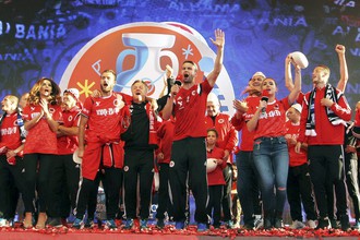 Футболисты сборной Албании по футболу празднуют выход на Евро-2016