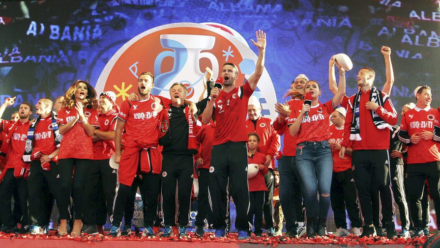 Футболисты сборной Албании по футболу празднуют выход на Евро-2016