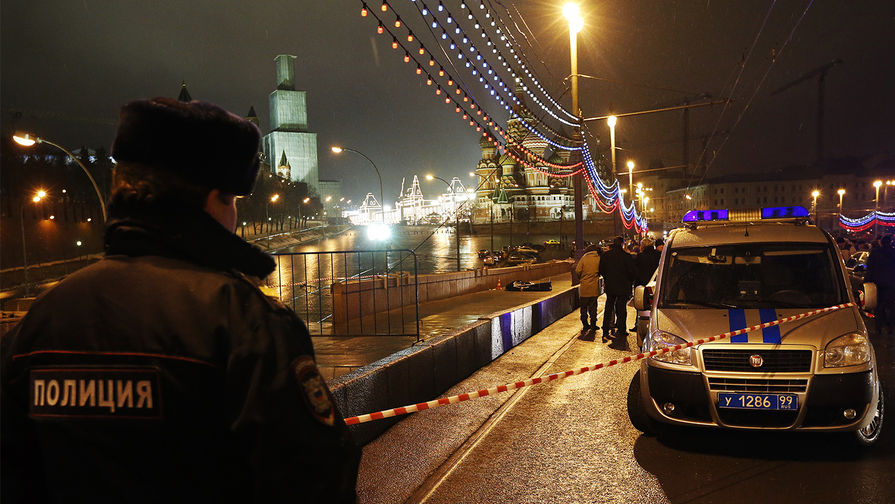 Сотрудник полиции на месте убийства политика Бориса Немцова на Большом Москворецком мосту
