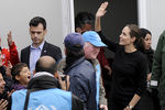 Анджелина Джоли встретилась с беженцами в порту Пирей в Греции