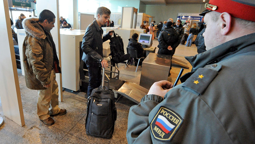 Досмотр пассажиров в аэропорту Домодедово