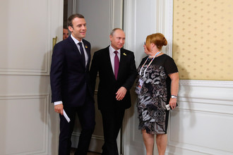Президент РФ Владимир Путин и президент Франции Эммануэль Макрон (слева) перед началом совместного завтрака на полях саммита лидеров «Группы двадцати» в Гамбурге, 8 июля 2017 года