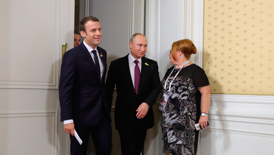 Президент РФ Владимир Путин и президент Франции Эммануэль Макрон (слева) перед&nbsp;началом совместного завтрака на&nbsp;полях саммита лидеров &laquo;Группы двадцати&raquo; в&nbsp;Гамбурге, 8&nbsp;июля 2017&nbsp;года