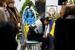 Родственники жертв принимают участие в закрытой части траурной церемонии в аэропорту «Борисполь», 19 января 2020 года