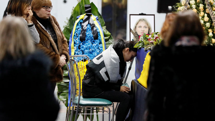 Родственники жертв принимают участие в&nbsp;закрытой части траурной церемонии в&nbsp;аэропорту &laquo;Борисполь&raquo;, 19 января 2020 года