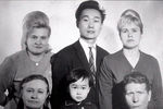 Мать Валентина Цой (во втором ряду слева), отец Роберт Цой (во втором ряду в центре) и Виктор Цой (в первом ряду в центре)