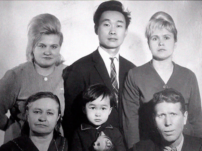 Мать Валентина Цой (во втором ряду слева), отец Роберт Цой (во втором ряду в&nbsp;центре) и Виктор Цой (в первом ряду в&nbsp;центре)