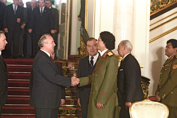 Лидер Ливийской революции Муаммар Каддафи и Генеральный секретарь ЦК КПСС Михаил Горбачев во время встречи, 1985&nbsp;год