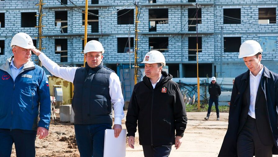 Андрей Воробьев проверил ход строительства школы и детского сада в Лобне