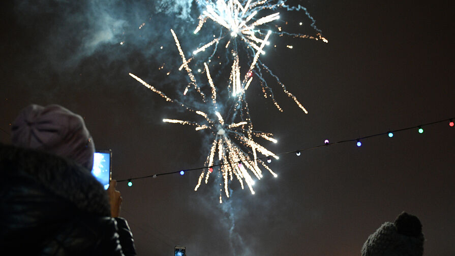 Автоэксперт предупредил об опасности фейерверков для машин во дворе