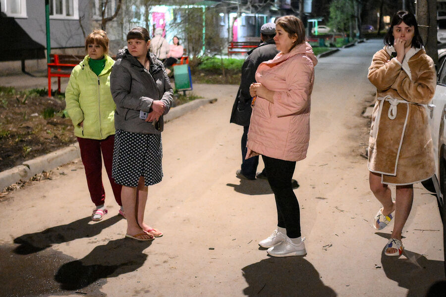 Местные жители у&nbsp;жилого дома, поврежденного в&nbsp;результате попадания БПЛА в&nbsp;Курске, 15&nbsp;апреля 2025&nbsp;года