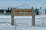 Вывеска школы в городе Николаевск на Аляске