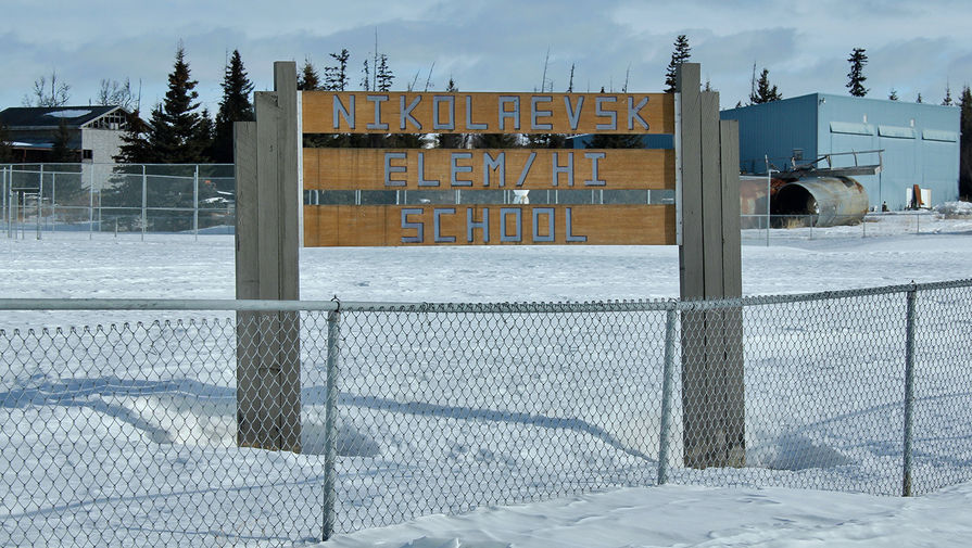Вывеска школы в&nbsp;городе Николаевск на&nbsp;Аляске