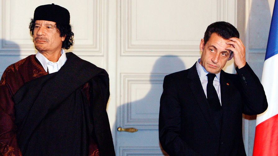 Президент Франции Николя Саркози и лидер Ливии Муаммар Каддафи во время подписания торговых контрактов в Елисейском дворце в Париже, декабрь 2007 года