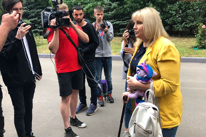 Мама Анны Павликовой у здания Дорогомиловского суда, 16 августа 2018 года