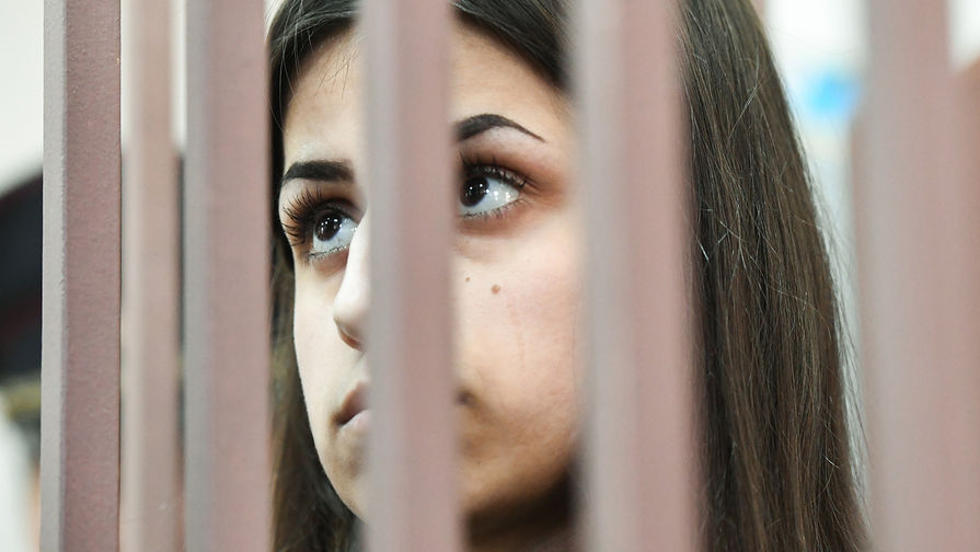 Одна из сестер Хачатурян Ангелина, обвиняемая в соучастии в жестоком убийстве своего отца, во время рассмотрения ходатайства следствия об изменении меры пресечения в Басманном суде, 27 сентября 2018 года