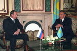 Председатель правительства России Владимир Путин и президент Казахстана Нурсултан Назарбаев во время встречи в Москве, 1999 год