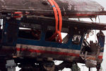 Подъем одного из вагонов поезда, потерпевшего крушение около станции Паддингтон, 9 октября 1999 года