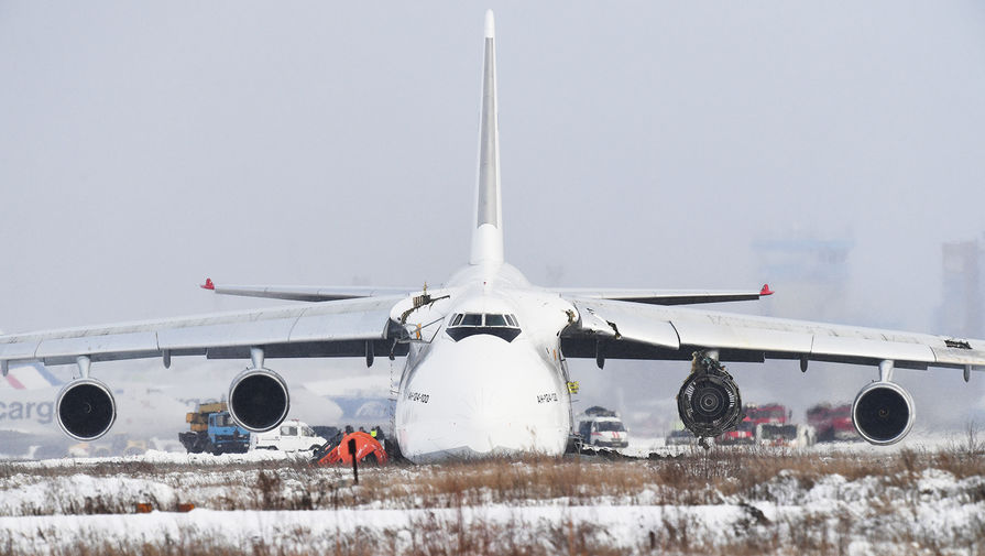 Самолет Ан-124 после аварийной посадки из-за проблем с&nbsp;двигателем в&nbsp;новосибирском международном аэропорту «Толмачево», 13 ноября 2020 года
