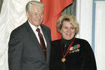 Президент РФ Борис Ельцин вручает орден «За заслуги перед Отечеством» тренеру сборной команды по фигурному катанию Татьяне Тарасовой, 1998 год
