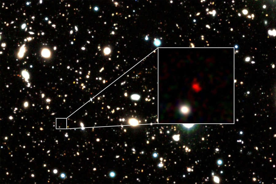 Галактика HD1 (красный объект)