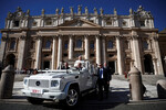 Папа Франциск уезжает на кабриолете после еженедельной общей аудиенции на площади Святого Петра в Ватикане, 8 ноября 2023 года